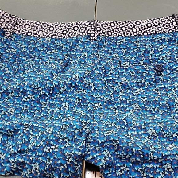 J.C.CREW CHINO shorts size 6. Blue print.Front pockets. Zipper front. Size 6.. - Picture 6 of 7